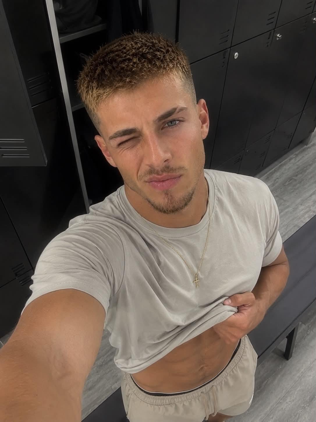 vettori public post photo