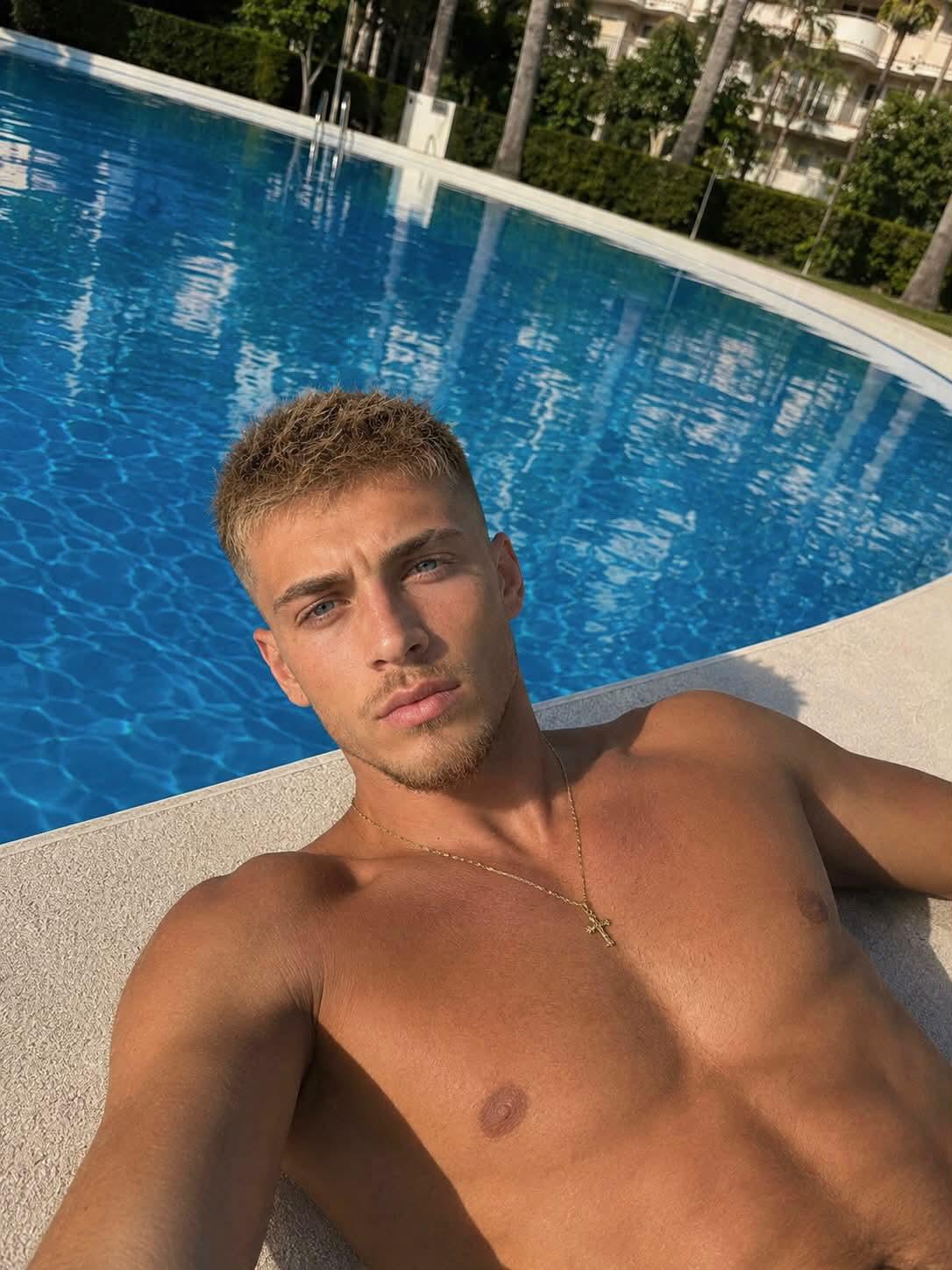 vettori public post photo
